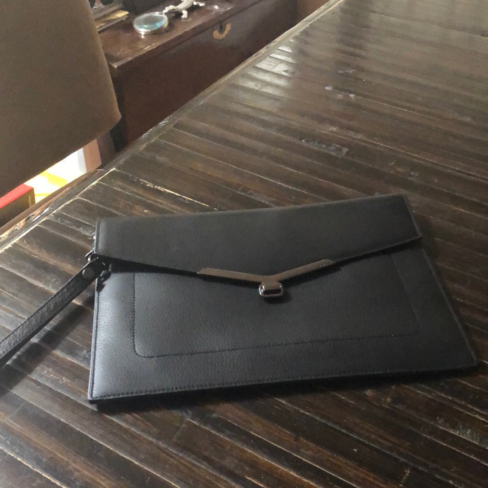 Botkier clutch